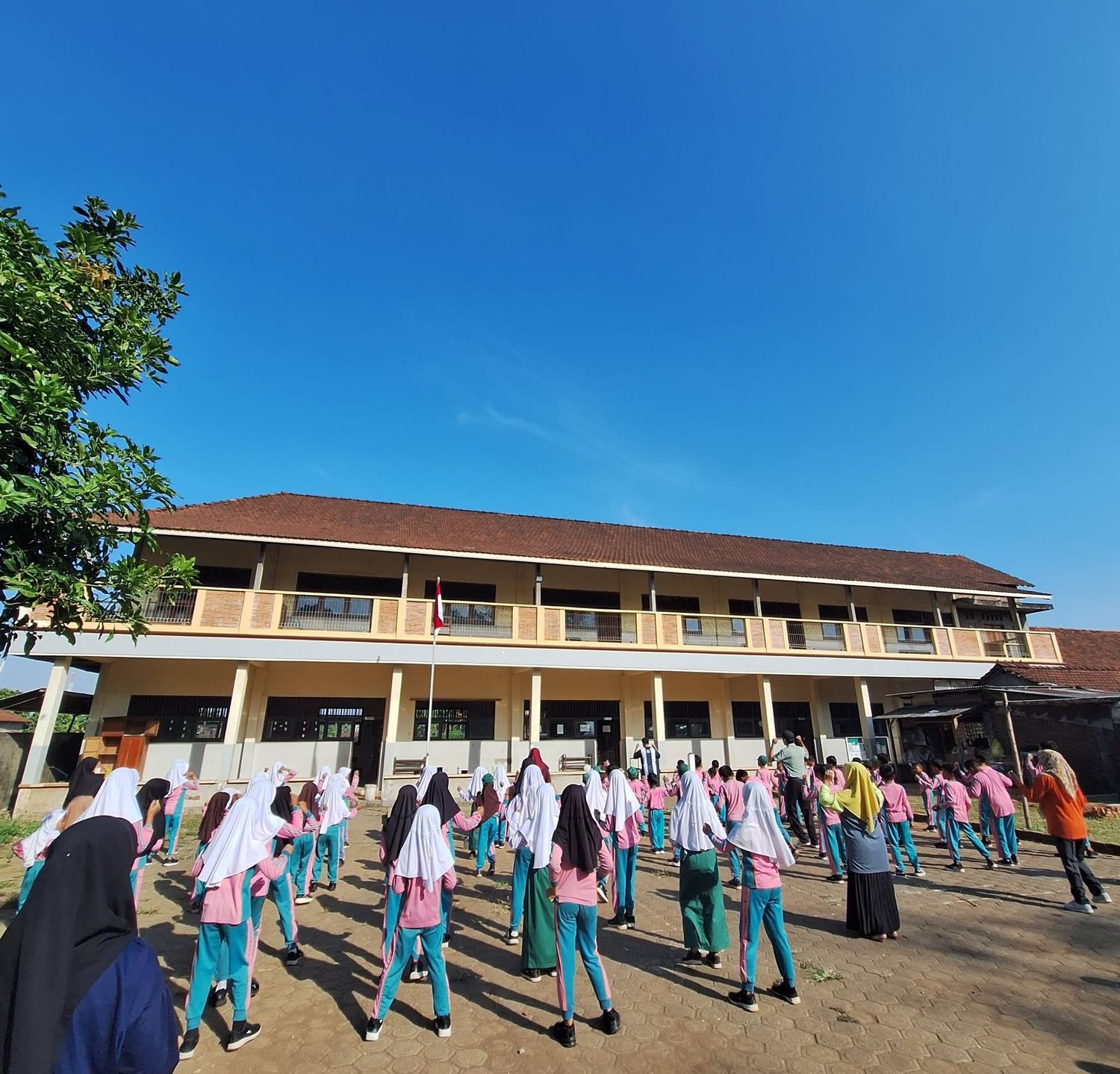 Siswa-siswi MI Syumusul Huda senam pagi bersama di halaman madrasah